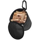 Borsa porta abiti – vista frontale – con apertura a zip e moschettone, disponibile in nero e marrone.