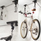 Cykellyft/skivblock för takmontering – vit och svart med takmonterade krokar och ett pulleysystem för cykelupphängning.