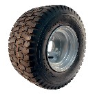 Vinkelbillede af KINGS TIRE V-3501 18x8.50-8 dæk – sort med sølv stålfælg, ideelt til havetraktorer.