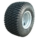 Komplettrad 18x9.50-8 BKT LG-306 – Schrägansicht des schwarzen Reifens mit grauer Stahlfelge und 6PR-Profil.