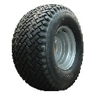 Sidevisning af DURO HF-213 dæk 26x12.00-12 – sort slidbane og grå stålfælg på hvid baggrund.
