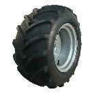 Viistosta otettu kuva harmaasta DURO HF-255 -renkaasta – kestävä 23x10.50-12 traktoriin, jossa on hyvä kulutuspinta.