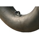 Detail aanzicht van een zwarte binnenband 11x7.00-4 – met ventiel en gebogen vorm op een witte achtergrond.