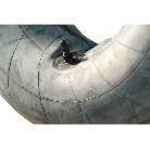 Detaljevisning af slange 18.4/15-42 TR218A – sort og grå inderslange med ventilstamme og buet form.