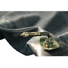 Detailansicht – schwarzes Gummigehäuse mit metallischer Basis und abgewinkeltem Ventil.