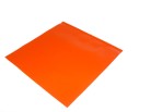 Bovenaanzicht van een rode waarschuwingsvlag – vierkant van ongeveer 30 x 30 cm op een witte achtergrond.