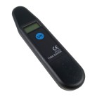 Jauge de pression des pneus numérique – vue de face avec écran digital noir et bouton d'alimentation vert sur fond blanc.