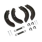 Bremseklodser – sorte, buede bremseklodser med metalfjedre og clips, set forfra på hvid baggrund.