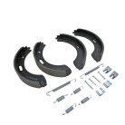 Bremsbacken Bremsbeläge passend für BPW S2504-7 RASK – Draufsicht auf schwarze, gebogene Bremsbacken mit Bremsbelag.