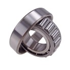 Cuscinetto a rulli conici DIN-No. 32005 – vista angolata con rulli cilindrici in argento e grigio su sfondo bianco.