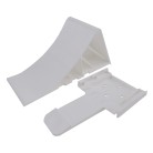 Cale de roue en plastique blanc – vue en angle montrant la rampe inclinée et le support intégré.