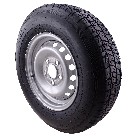 Viistosta näkymä – musta 165 R13C 96N rengas Rosava vanteella 4.5Jx13, jossa 5 pulttireikää.
