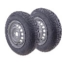Vooraanzicht van een compleet wiel – 155 R13 band met 4 gaten in de velg van 4.5J x 13, zwart en zilver.