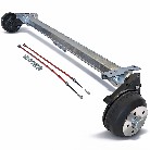 Alko-perävaunuakseli Basic – jarrutettu 1350 kg, musta ja hopea, sivusta näkyvä rakenne.