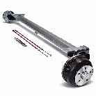 Sidevisning af Alko Compact bremset 1350 kg B1200-6 – sølv traileraksel med bremse og kabeltilslutninger.