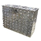 Coffre de timon alu 840 x 350 x 620mm – vue de face avec texture en plaque de diamant et serrure verrouillable.