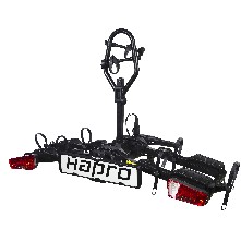 Hapro Fahrradträger – Rückansicht mit Platz für zwei Fahrräder und integrierten roten Lichtern auf schwarzem Hintergrund.