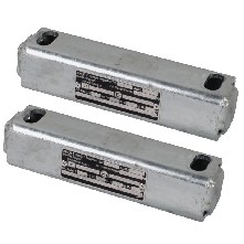 Plaques adaptatrices KA50 – vue de face – en acier galvanisé avec marquage E et entraxe de 166 mm.