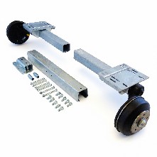 Flexi-Achse 1850kg gebremst-verstellbar – Schrägansicht mit schwarzen Trommelbremsen und silbernem verzinktem Rohr