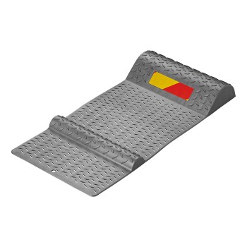 Tappetino da parcheggio – superficie a diamante grigia con striscia rossa e design inclinato, vista frontale su sfondo...