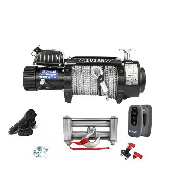 Verricello elettrico HUSAR 12V – vista frontale – colore nero e argento con cavo in acciaio e telecomando.