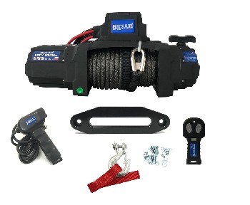 Verricello elettrico 12V HUSAR – vista frontale con cavo sintetico blu e struttura nera, capacità di 12000 lbs.