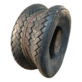 Schuin aanzicht van de KINGS TIRE V-3504 band – zwarte kleur met rode en gele strepen en een speciaal profiel.