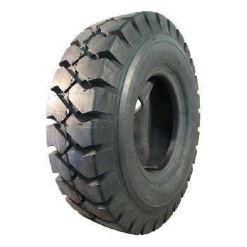 Viistosta näkymä KINGS TIRE V-2502 -traktorirenkaasta – koko 6.00x9, 12PR, musta pintakuviointi.