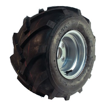 Vinkelvy av DURO HF-255 däck 18x9.50-8 – svart däck med silverfälg och mönster för bra grepp.