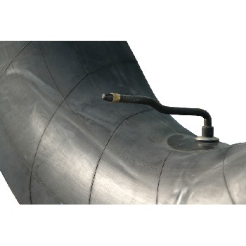 Schlauch 14.00-20 – Seitenansicht mit Ventil und gebogener Form in schwarzer Farbe.