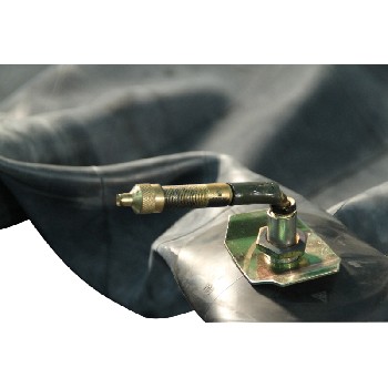 Detailansicht – schwarzes Gummigehäuse mit metallischer Basis und abgewinkeltem Ventil.