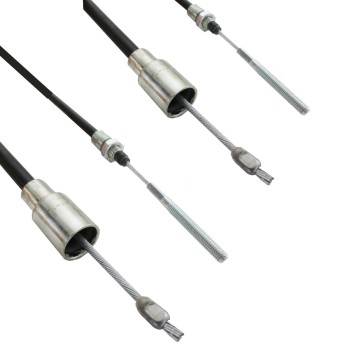 Vooraanzicht – twee zwarte Bowden kabel remkabels met metalen uiteinden en verstelbare schroefdraad.