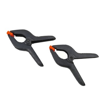 Vooraanzicht van een universele klem set van 2 stuks – zwarte klem met oranje hendel en rubber grip.