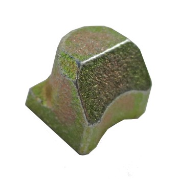 Détail de la cale de réglage adaptable – forme hexagonale avec une base inclinée – couleur verte et dorée.