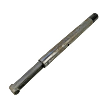 Zugstange – Seitenansicht eines grauen, zylindrischen Metallrohrs mit drei Montagebohrungen.