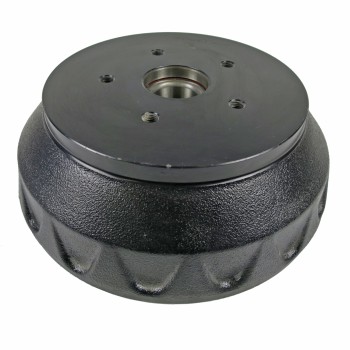 Bremstrommel 25-2025/1 – Schrägansicht mit fünf Bolzenlöchern und schwarzer Farbe.