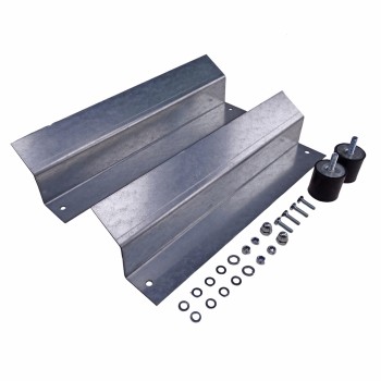 Bohleanschlag – Draufsicht auf zwei verzinkte Anschlagwinkel mit Gummipuffern und Schrauben.