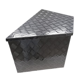 Aluminium drawbar box – front view featuring a V-shape design and checkered pattern in silver color.