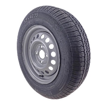 Vinkelvy av 155 R13 däck med GT Radial ST-4000 – 4.5J x 13 fälg i svart och silver med fyra bultcirklar.