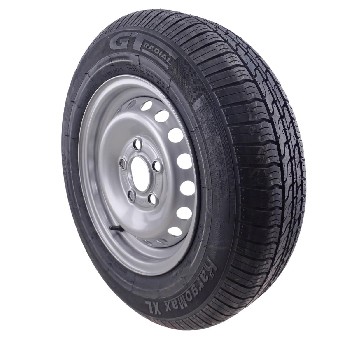 Schuin aanzicht van een 155 R13 84N GT Radial band op een 4.5J x 13 velg – zwarte en zilveren kleuren met 5-gaats montage.