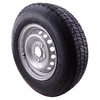 Viistosta näkymä – musta 165 R13C 96N rengas Rosava vanteella 4.5Jx13, jossa 5 pulttireikää.