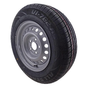 Viistosta näkymä – musta 185/70 R14 rengas ja 5.5Jx14 vanne, 5-pulttinen kiinnitys, hopeiset yksityiskohdat.