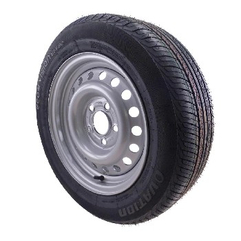 Viistosta näkymä 185/60 R14 -renkaasta – musta ja hopea 5.5Jx14 vanne viidellä pulttireiällä.