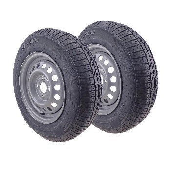 Frontvy av 2-pack 155 R13 hjul – svarta däck med silverfälgar och 4 hål i fälgen.