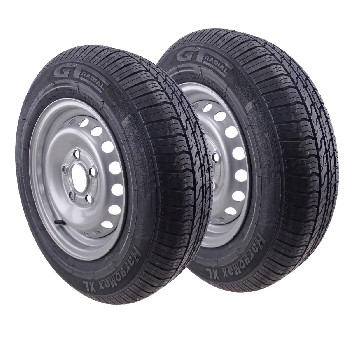 Vooraanzicht van een compleet wiel – 155 R13 band met 4.5J x 13 velg en 5-gaats bevestiging in zwart en zilver.