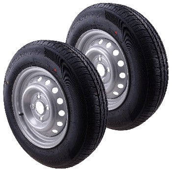 Framvy av 2-pack 155 R13 84N hjul – svarta däck med silverfälgar och 4 hål för bilsläp.