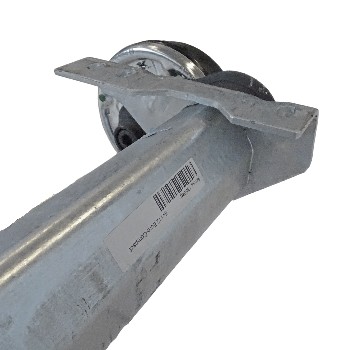 Alko aanhangeras Compact geremd 1350 kg – schuin aanzicht met remtrommel en montagebeugel in grijs en zwart.