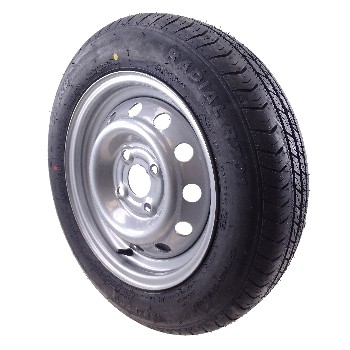 Sivusta – 135/80 R13 rengas mustalla pinnalla ja hopeisella 4J x 13 vanteella, jossa neljä reikää.