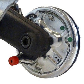 Alko Compact – jarrutettu perävaunuakseli, hopea ja musta, viistosta näkymä, jarrukilpi vihreillä indikaattoripisteillä.