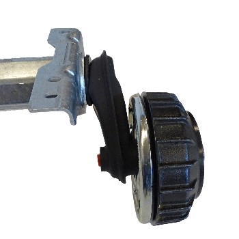 Essieu de remorque Alko Compact freiné – vue de côté montrant le tambour de frein, le support de montage et la finition...